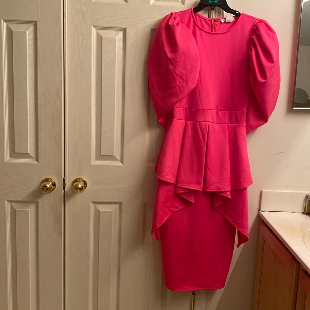 Cute Hot pink dress. Pencil buttom with fabric around waist. Puff sleeves